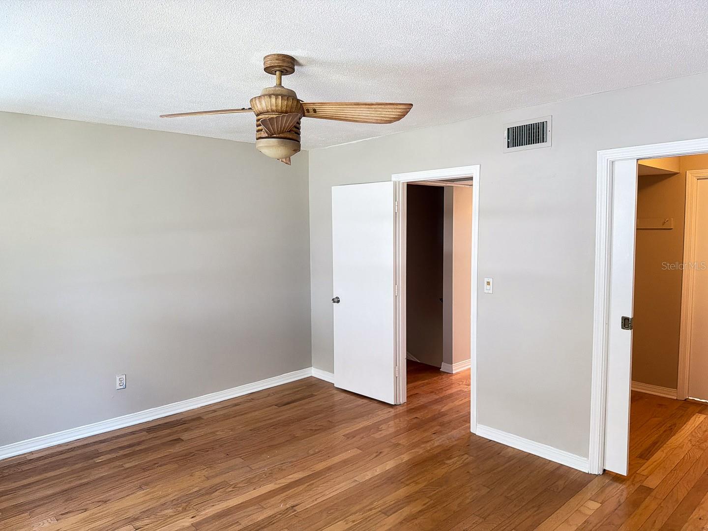 LES CHATEAUX CONDO - Residential Lease