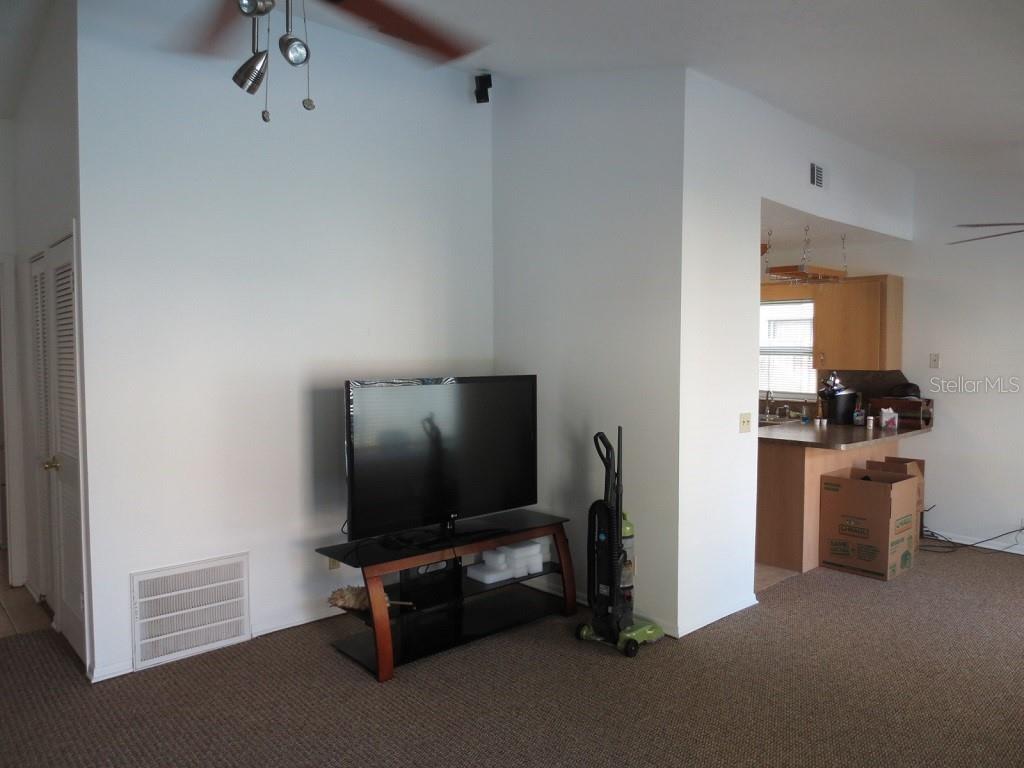 TROPICAL PINES - Residential Lease