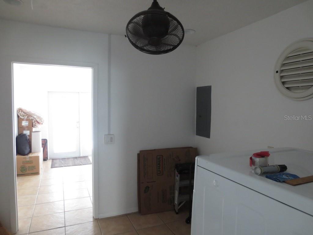 TROPICAL PINES - Residential Lease