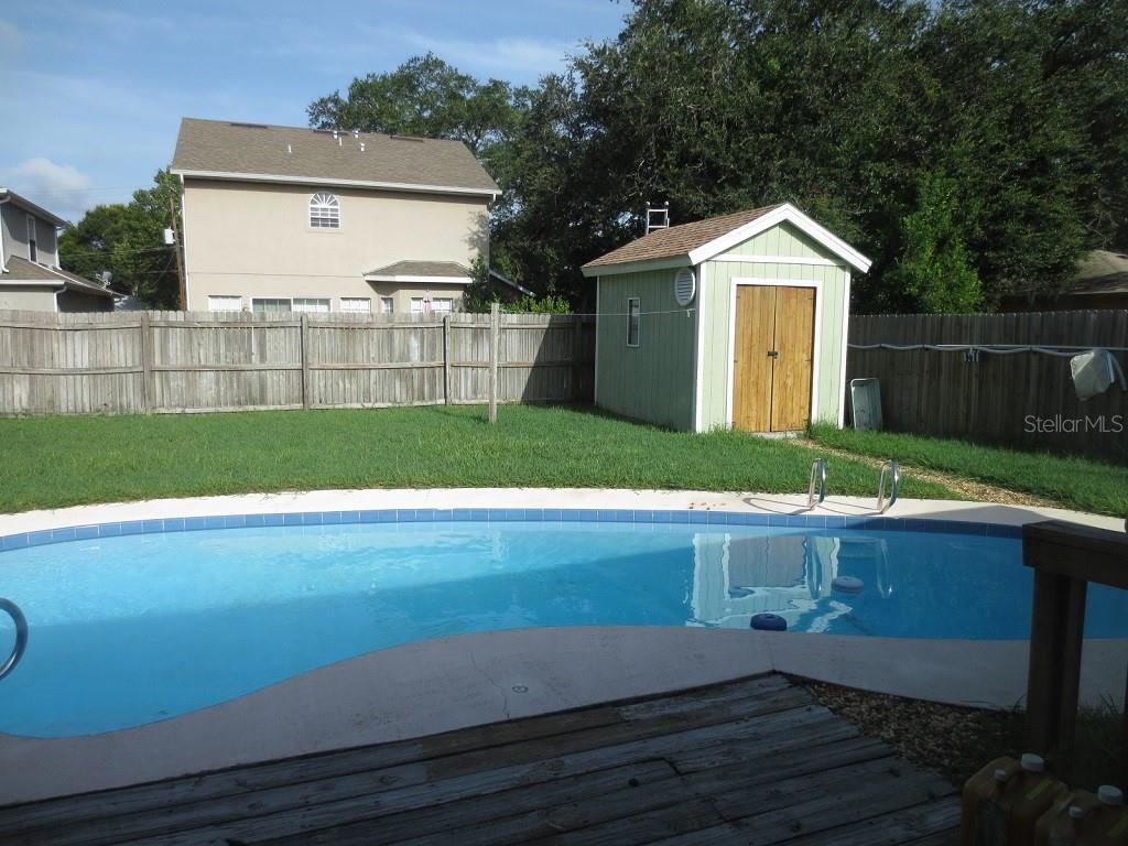 TROPICAL PINES - Residential Lease