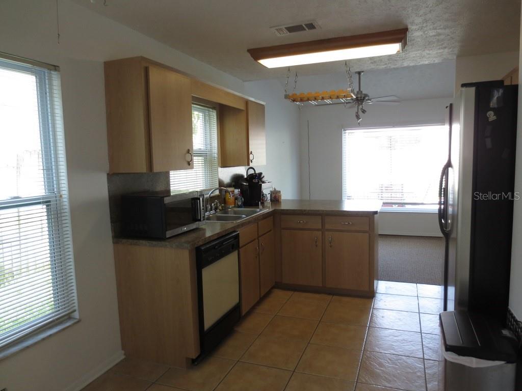 TROPICAL PINES - Residential Lease