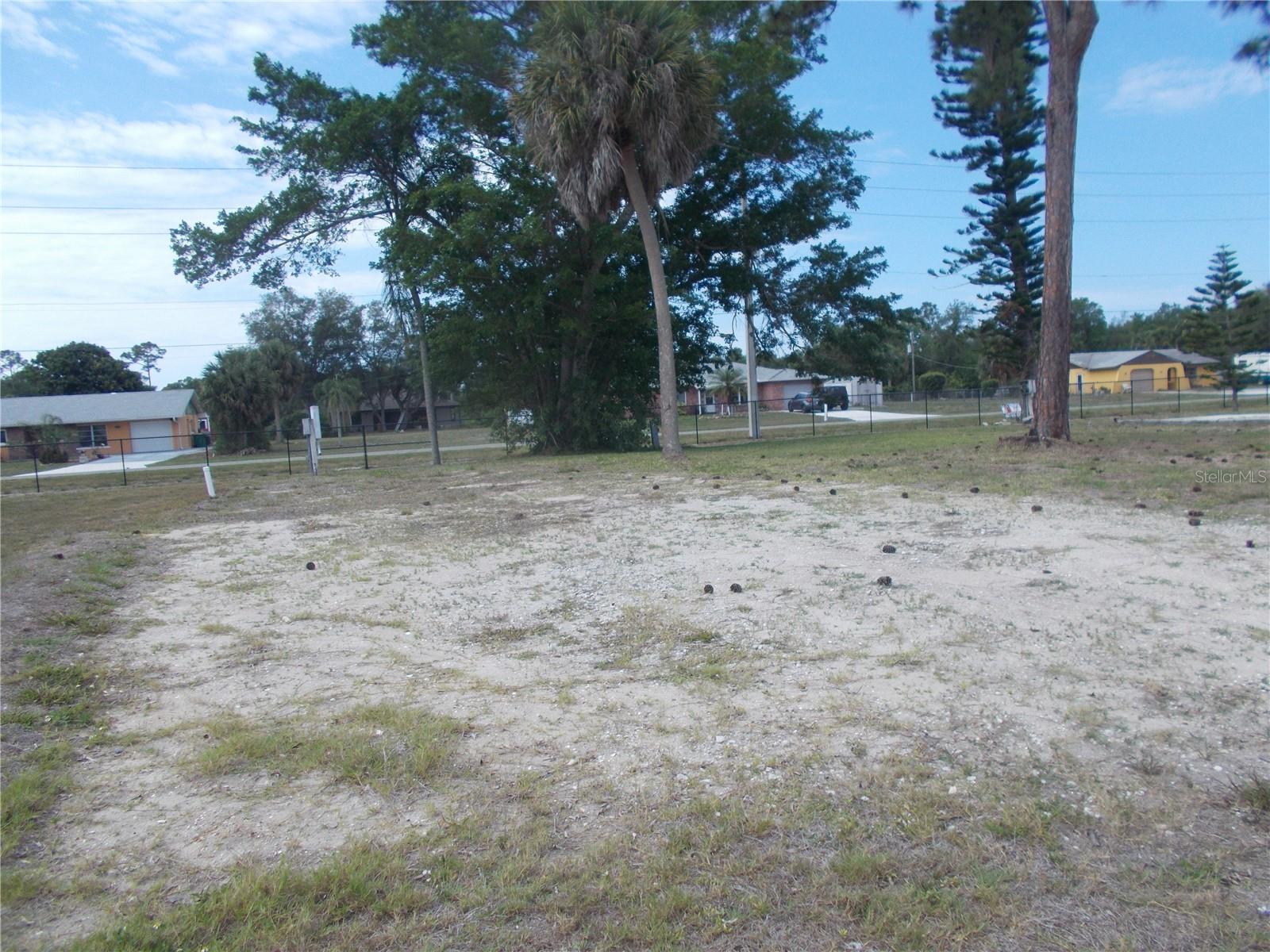 HOLIDAY PARK - Land