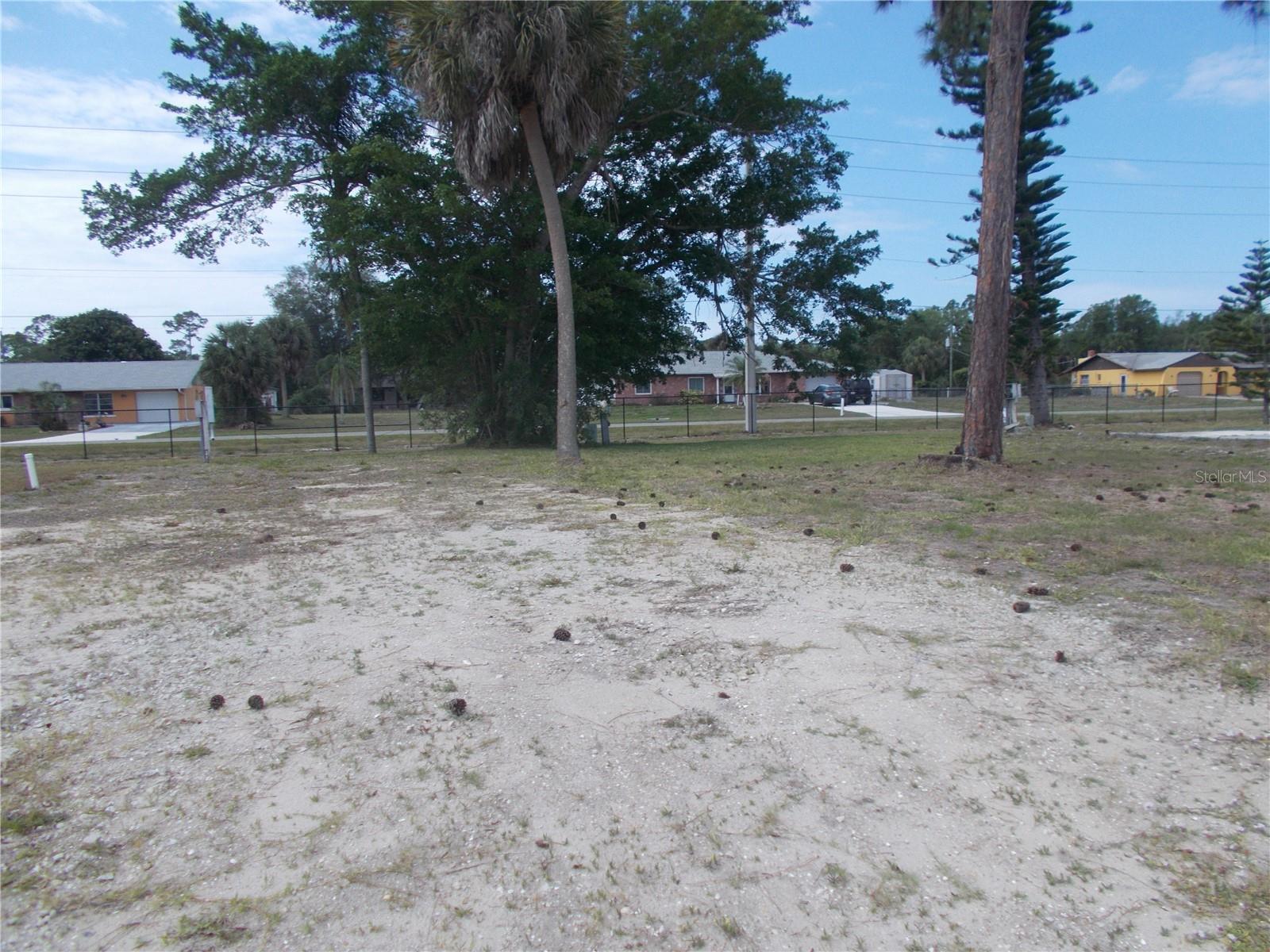 HOLIDAY PARK - Land