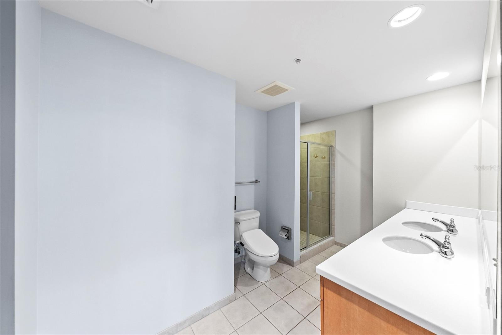 GRAND CENTRAL AT KENNEDY RESID - Residential