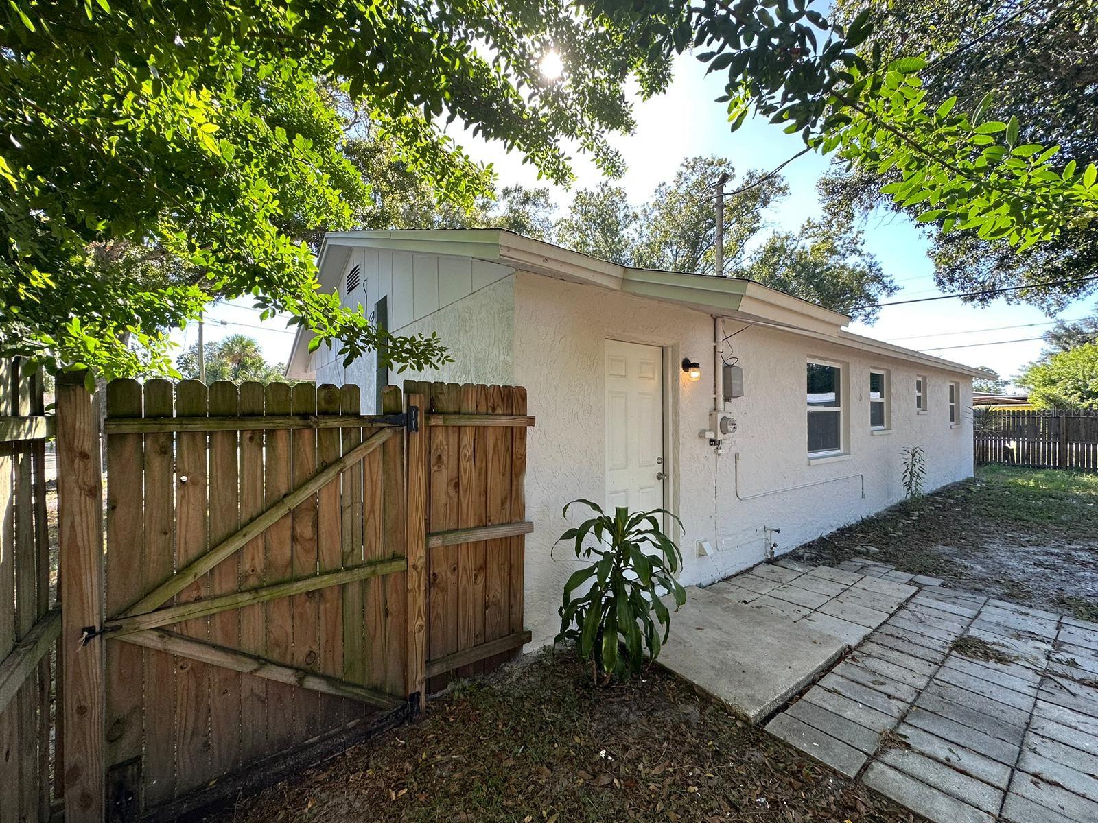 PARADISE PARK MANOR - Residential