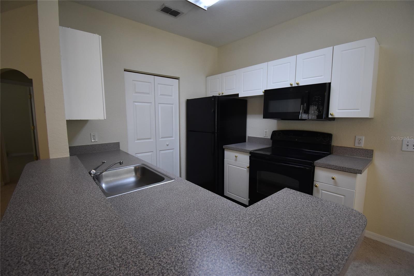 CRESCENT PLACE AT LAKE LOTUS CONDO - Residential Lease
