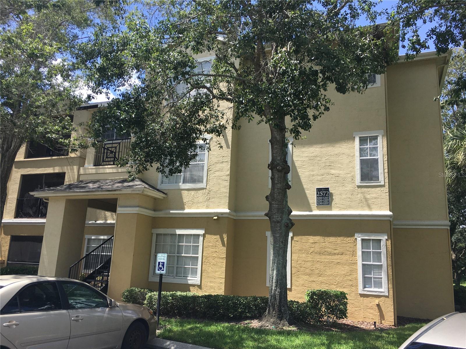 REMODELED, FIRST FLOOR 1/1 condo that features PANORAMIC GOLF COURSE VIEW**GATED COMMUNITY**Walk into a beautiful open floor plan that boasts CROWN MOLDING & laminate WOOD FLOORING, through living area**Kitchen features GRANITE countertops, BREAKFAST BAR, CLOSET PANTRY, stackable WASHER & DRYER, and beautiful UPDATED CABINETS**Dining area boasts DECORATIVE LIGHT FIXTURE & large window that overlooks COVERED & SCREENED PATIO**Light & bight master ...