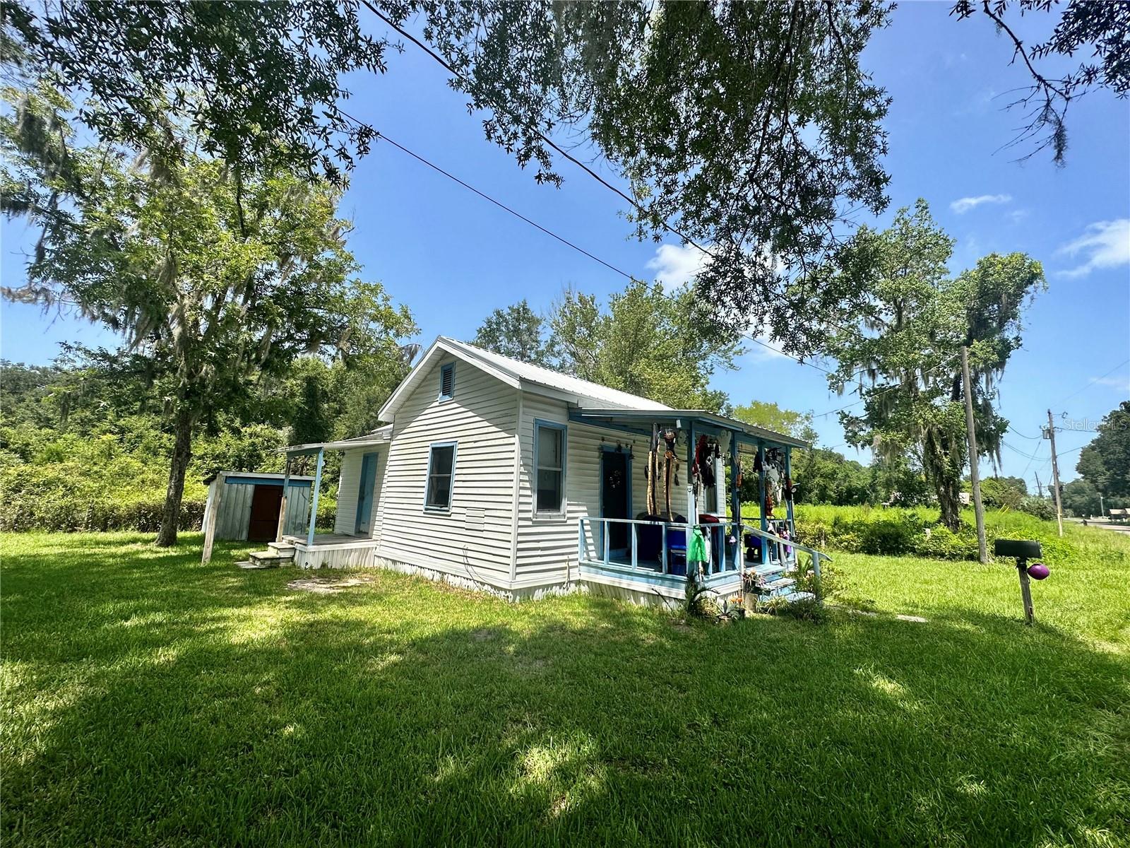 Charming 1/1 located in the heart of Chiefland FL. A 1940's site built home on .32 acre lot. Perfect size lot offering very little maintenance. This home would make the perfect investment property or forever home. Nice open living room , 2 bedrooms and 1 bathroom off to the right, large open kitchen. Laundry is outside in the shed. Great Buy at this price! Call today for YOUR tour. Cash Only**