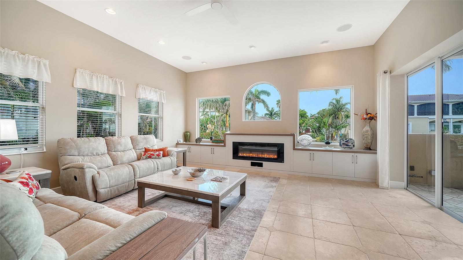 COUNTRY CLUB SHORES - Residential