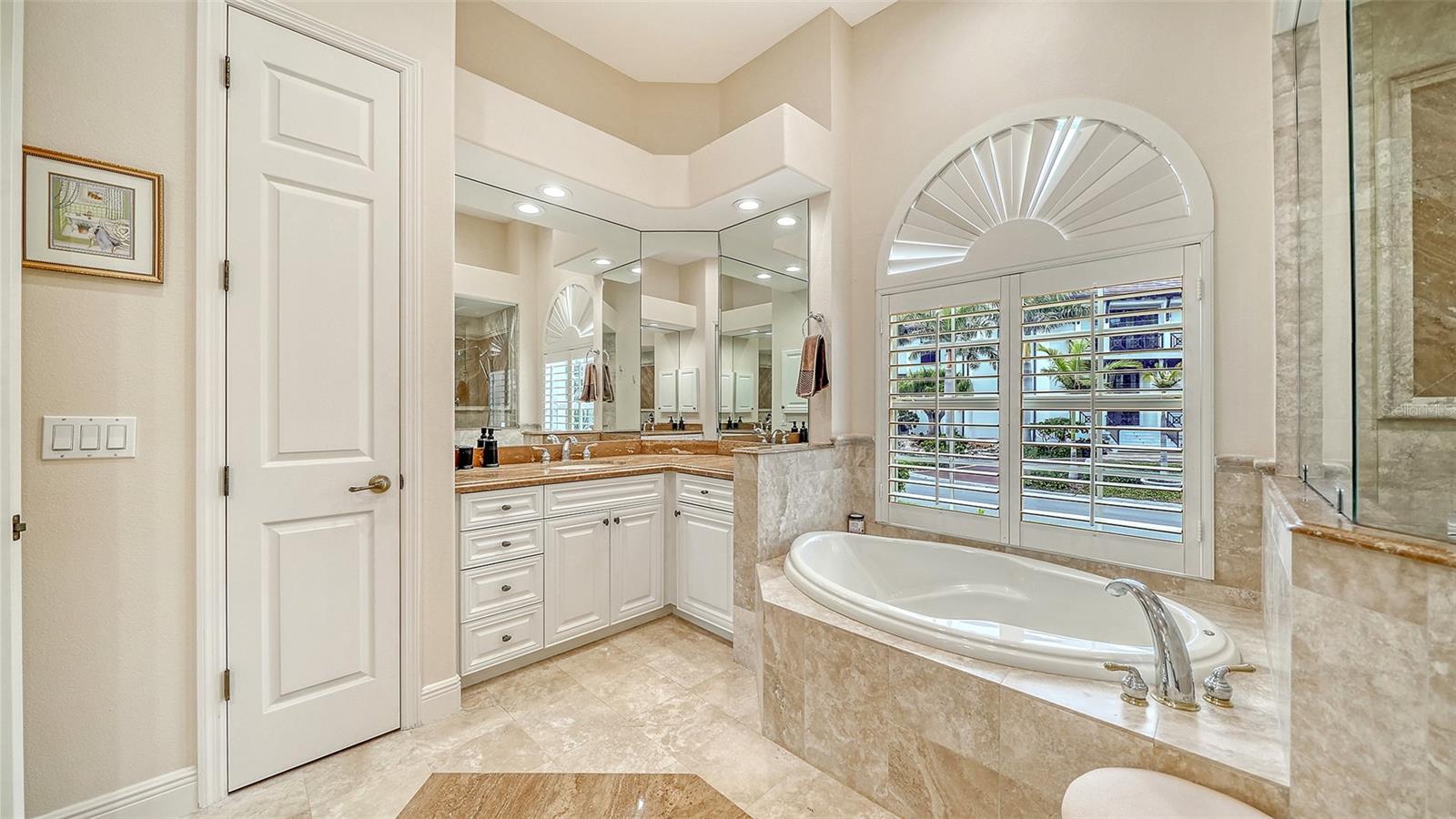 COUNTRY CLUB SHORES - Residential