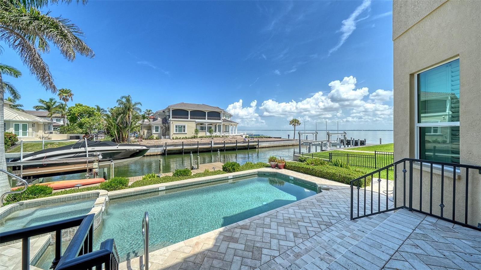 COUNTRY CLUB SHORES - Residential