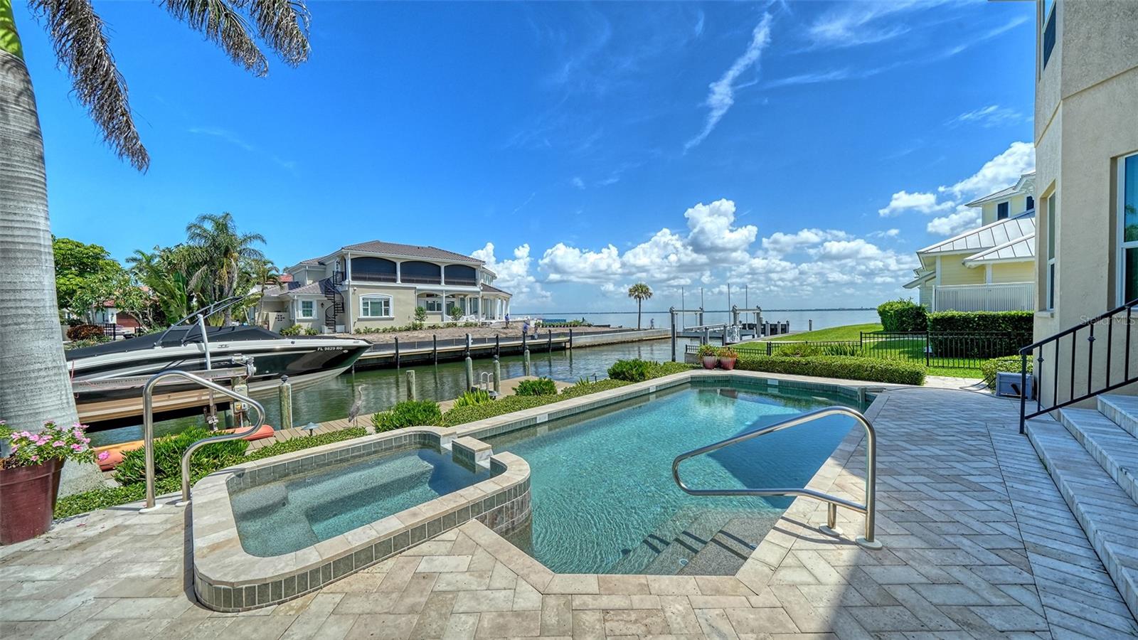 COUNTRY CLUB SHORES - Residential
