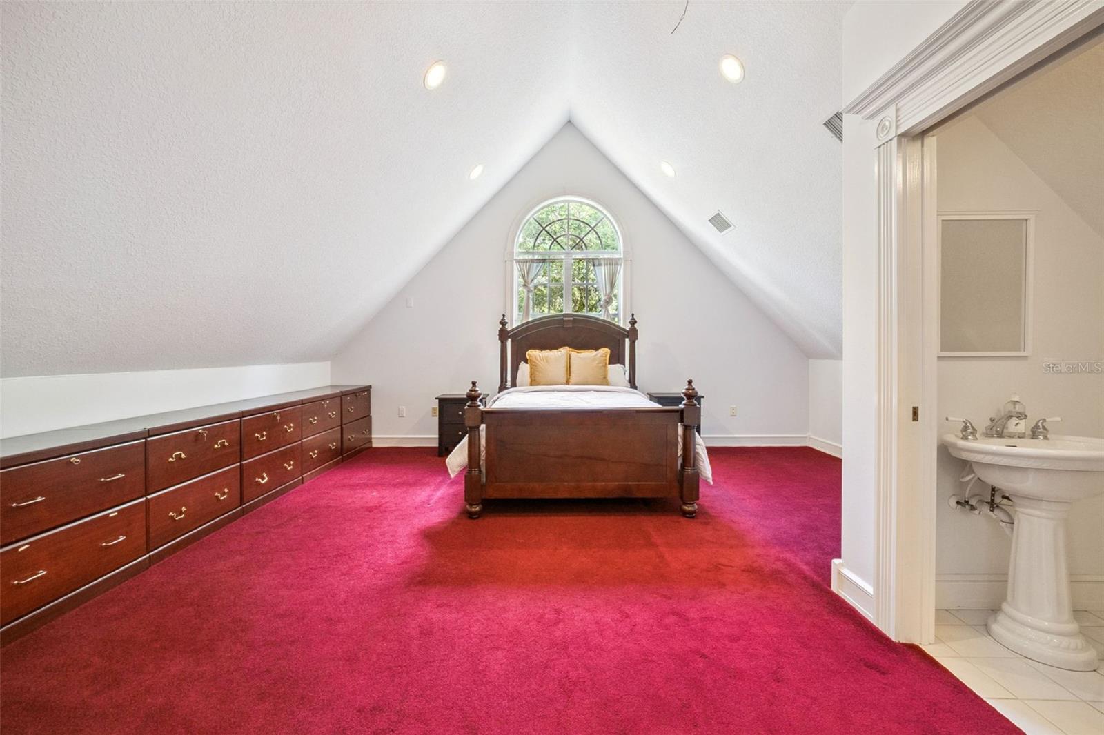 ROYAL OAKS ESTATE - Residential