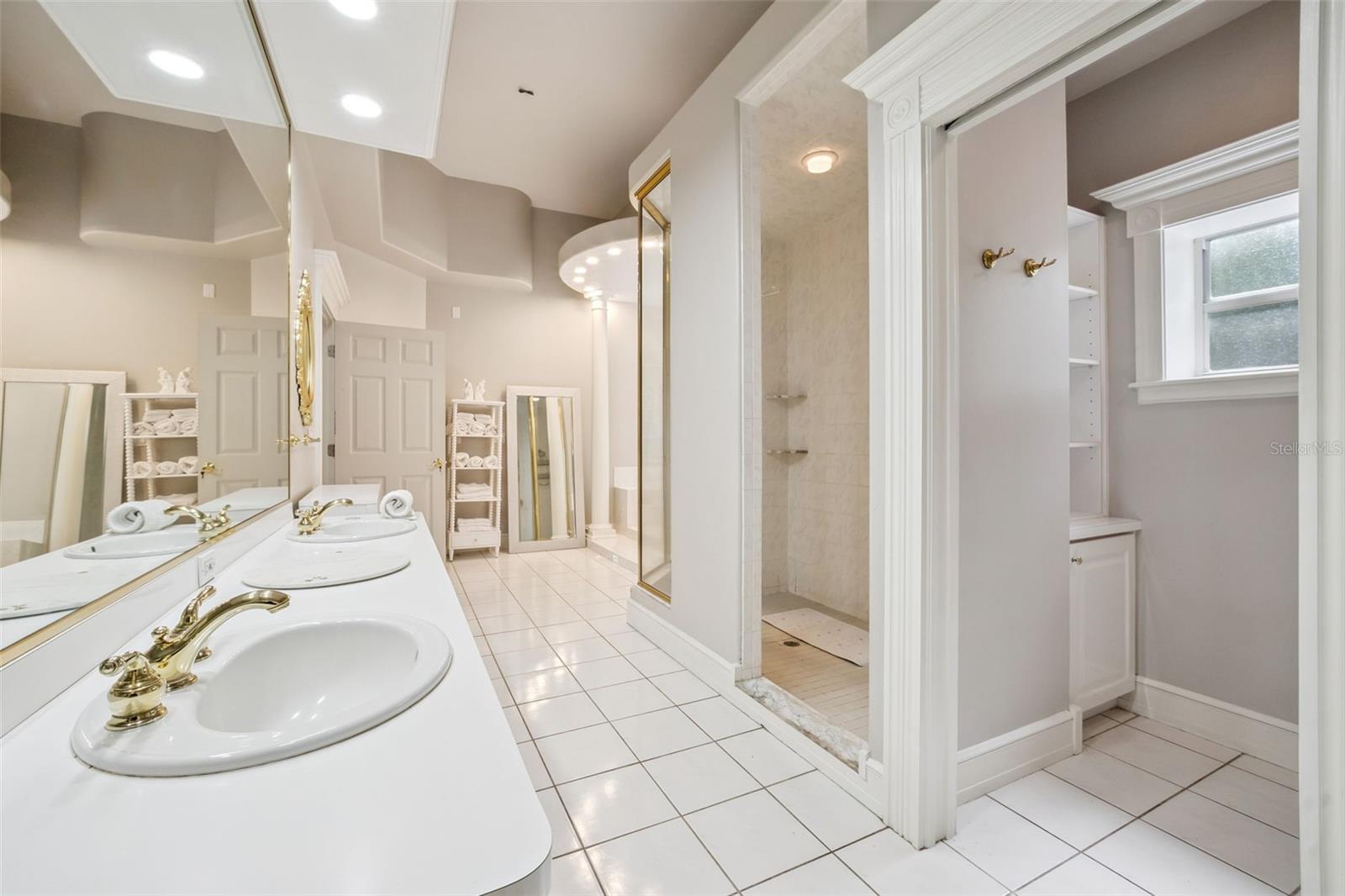 ROYAL OAKS ESTATE - Residential