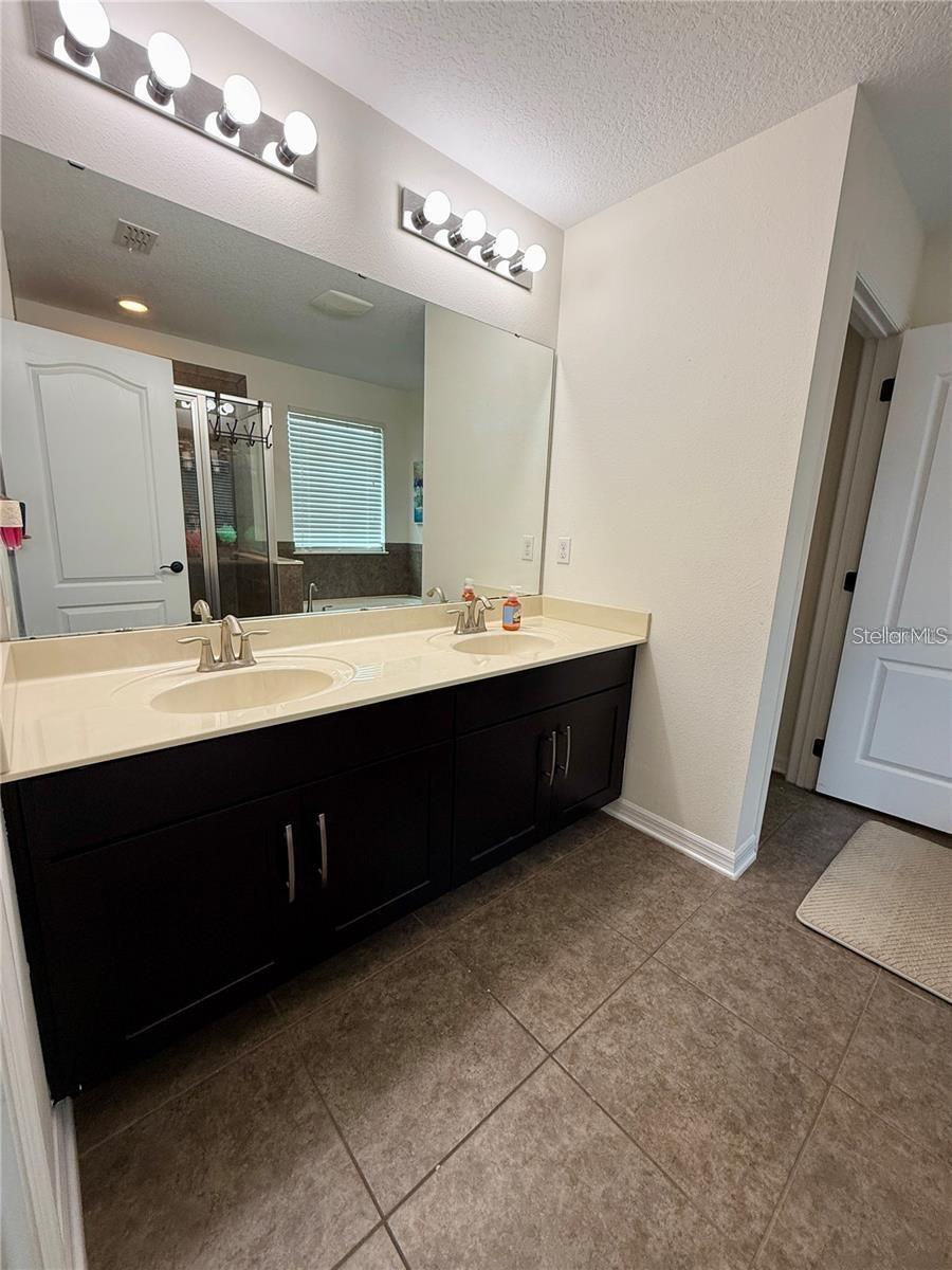 RIVERVIEW TWNHMS PH II - Residential Lease