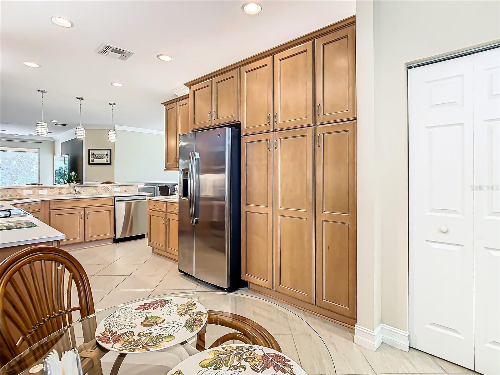 VALENCIA LAKES - Residential