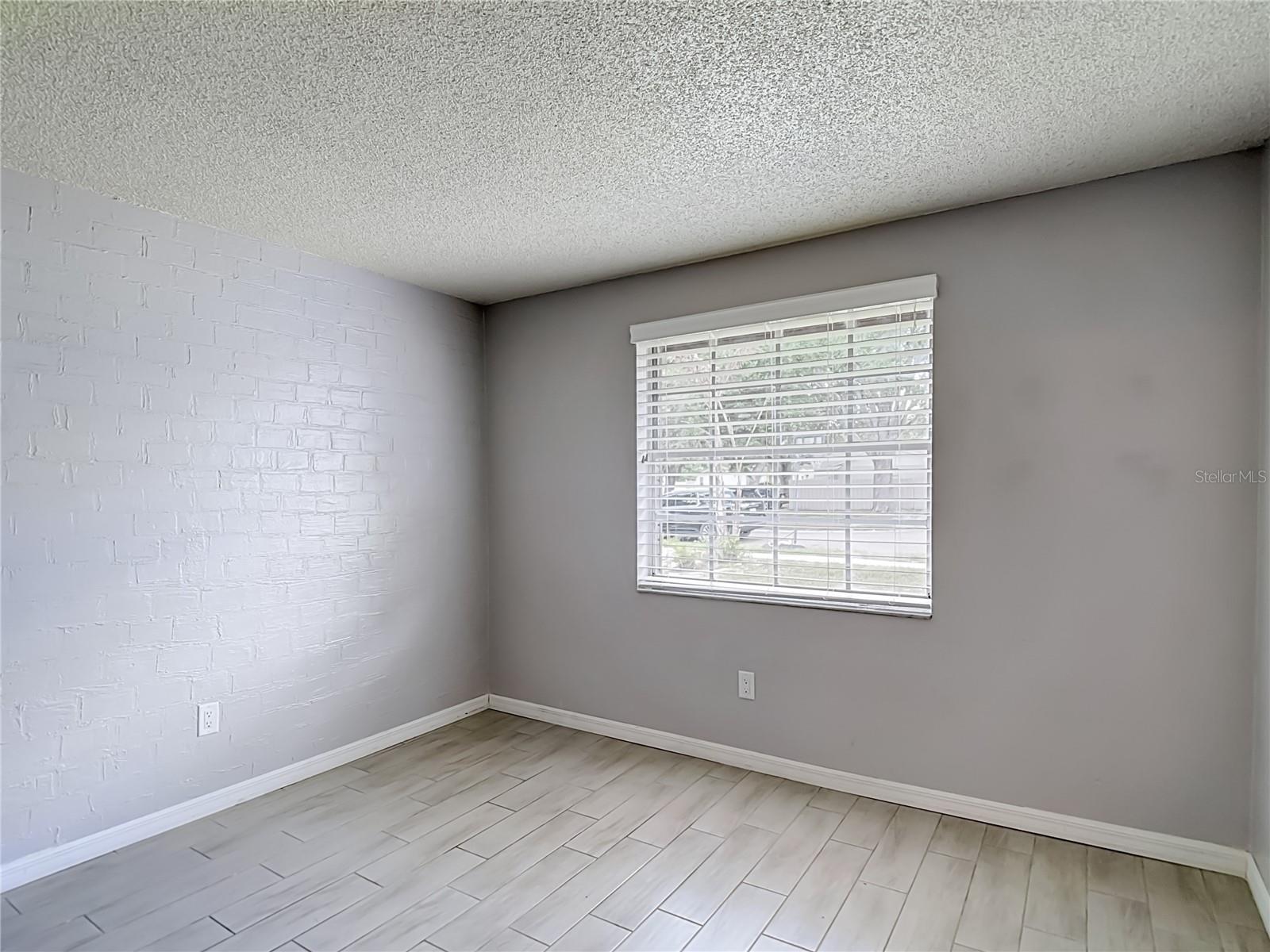 BRANDON VALRICO HILLS ESTATES SUB - Residential