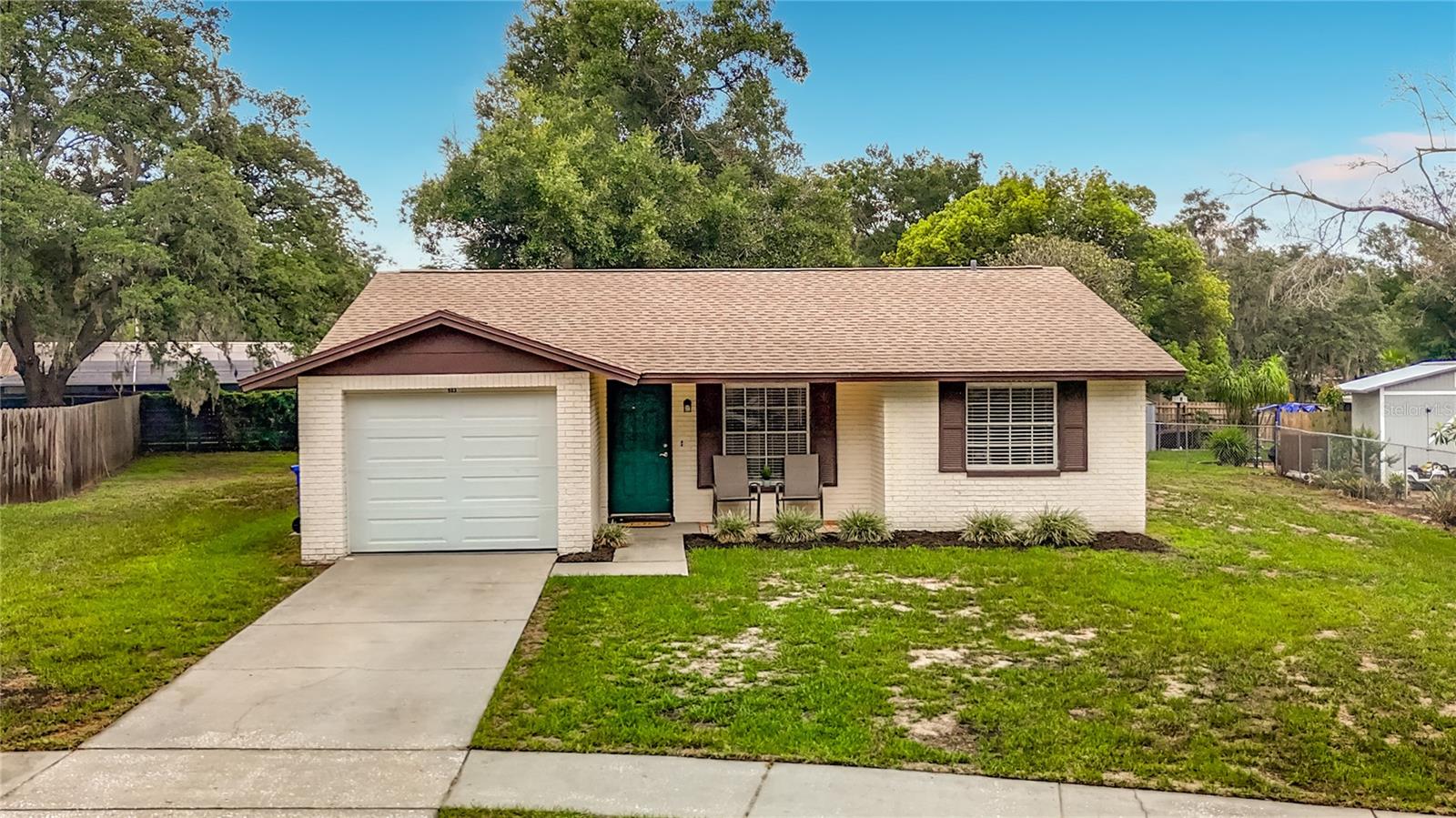 Move-In Ready & Priced to Sell!
Updated 2-bedroom, 2-bath home offering 1,022 sq. ft. of living space and a 1-car garage. Priced at
$289,900, with the sellers offering $5,000 toward closing costs.
Renovations completed in 2018 include a new roof, tile flooring throughout, a modern kitchen, and
two updated bathrooms, along with a new refrigerator, stove, and dishwasher. Additional
improvements include a new garage door and opener (2021), microwave (2024), and dryer (2023).
Situated on an oversized lot in a quiet cul-de-sac. Sellers motivated —schedule your showing today!