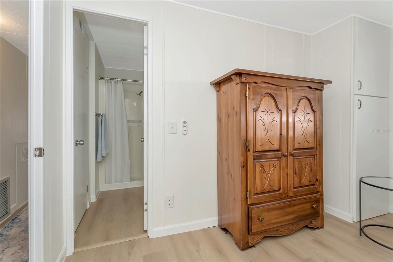 OAKWOOD MANOR - Residential