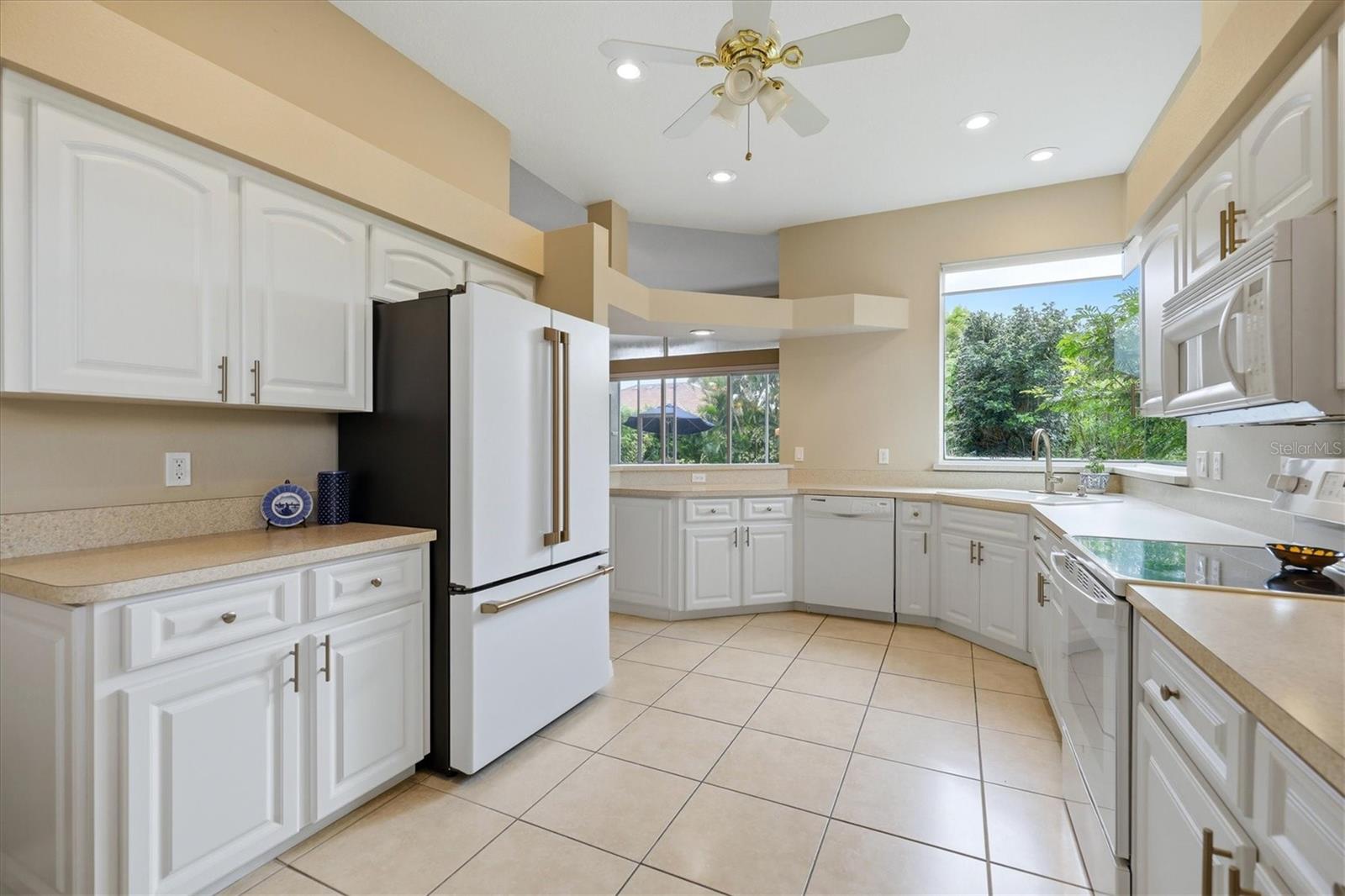 THE LAKES OF JACARANDA - Residential