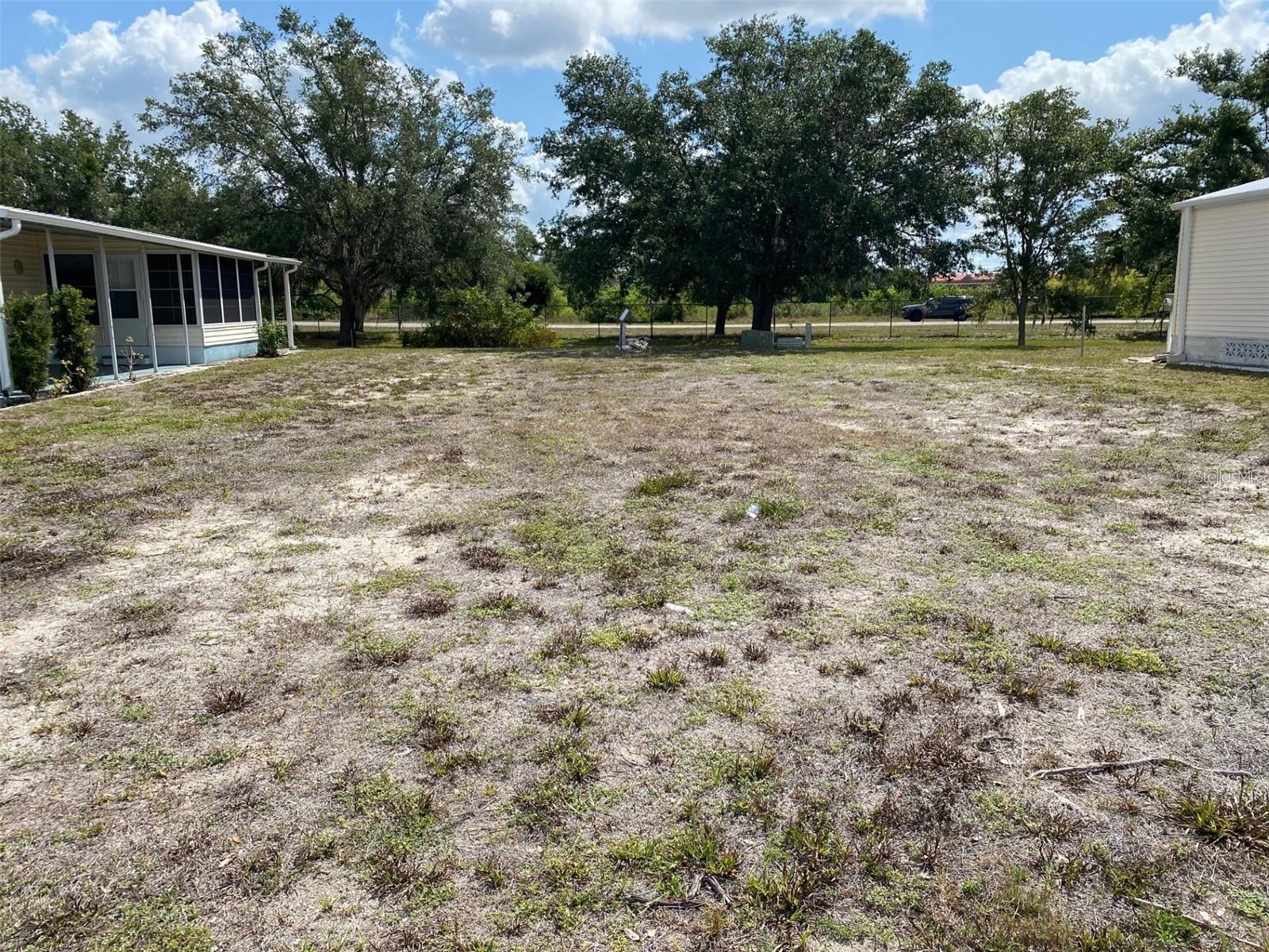 HOLIDAY PARK - Land