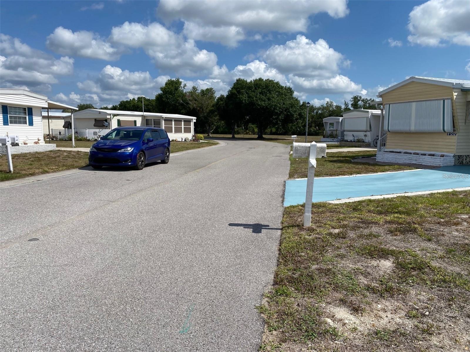 HOLIDAY PARK - Land