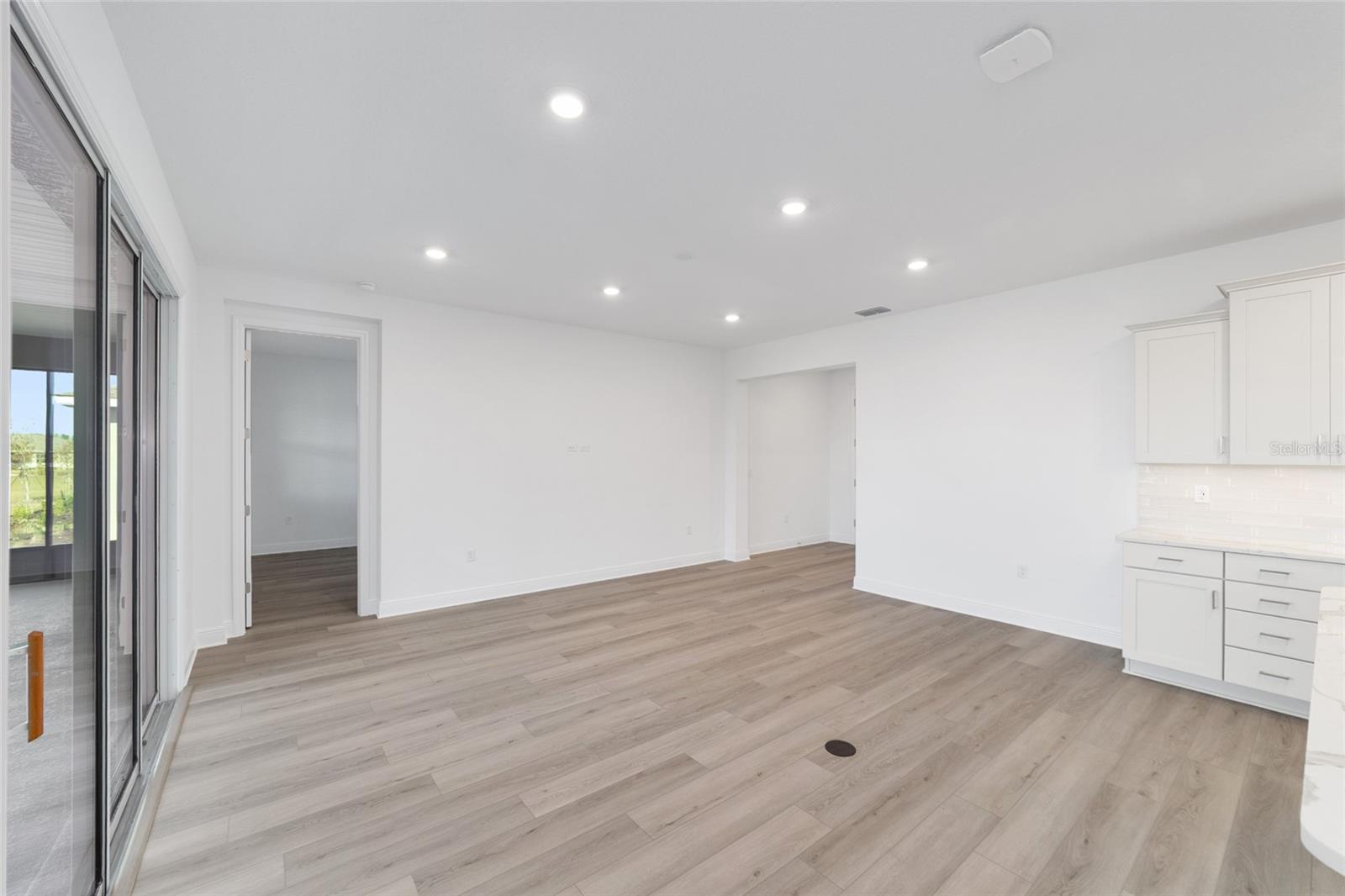 ON TOP OF THE WORLD - Residential Lease