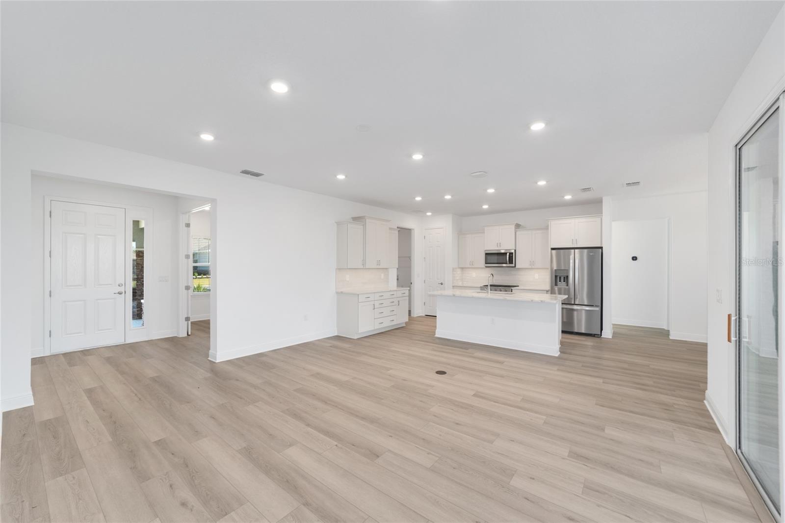 ON TOP OF THE WORLD - Residential Lease