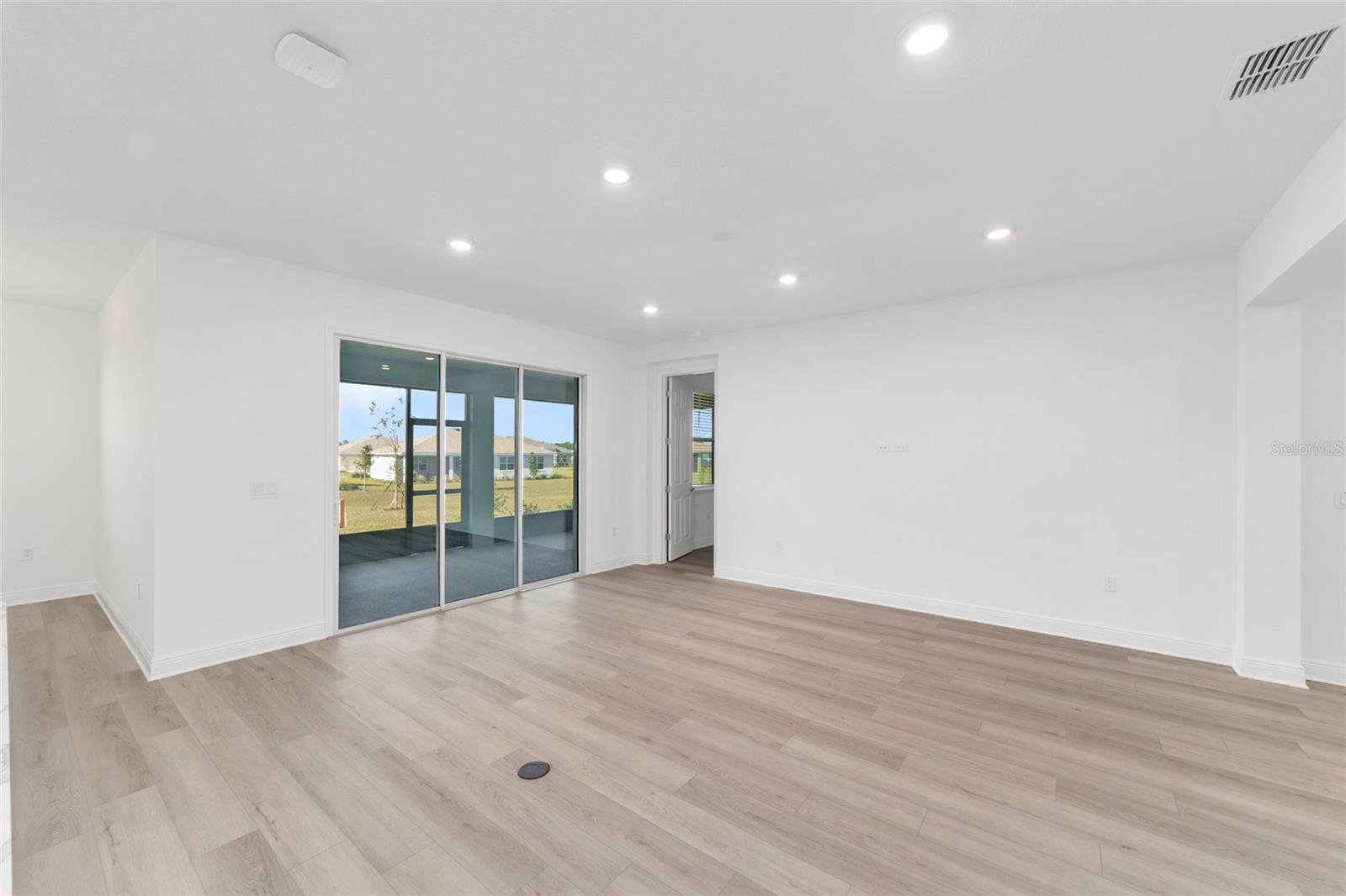 ON TOP OF THE WORLD - Residential Lease
