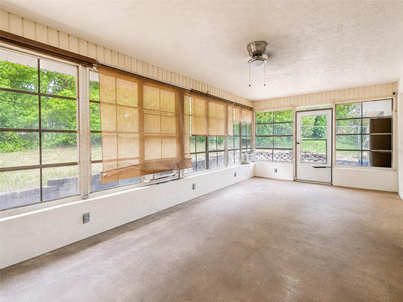 SPRING HILL UNIT 4 BLK 176 LOT 20 - Residential