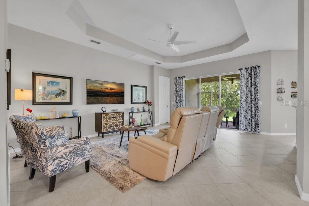 VALENCIA LAKES - Residential