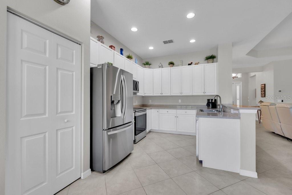 VALENCIA LAKES - Residential