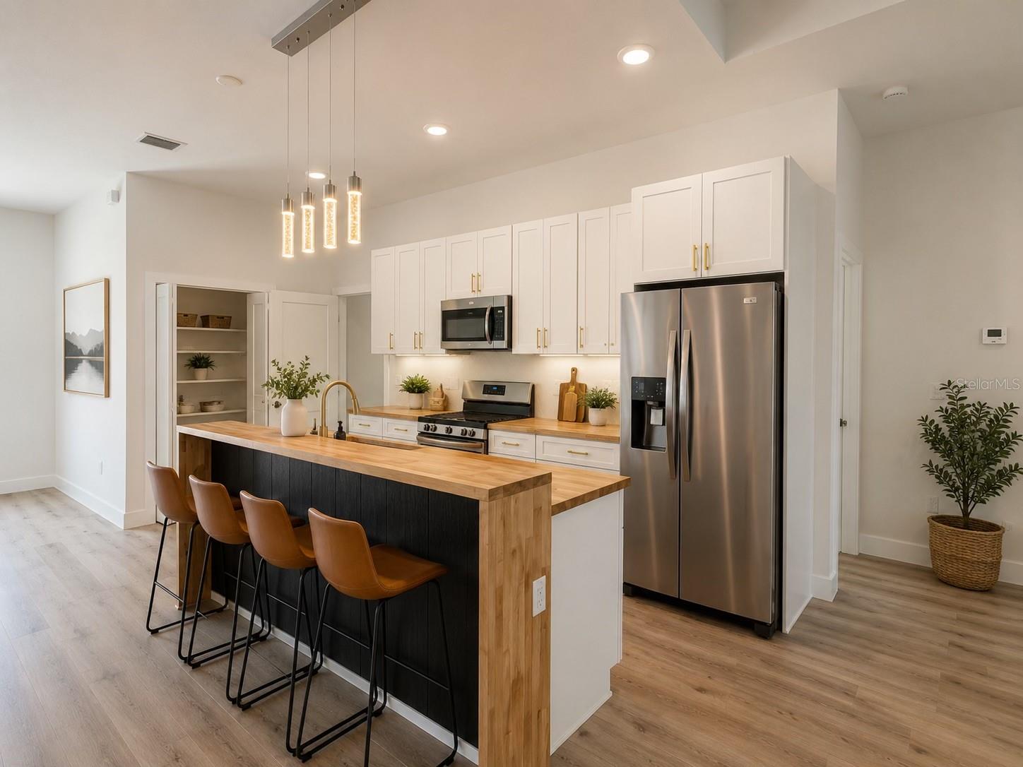 ROTONDA LAKES - Residential