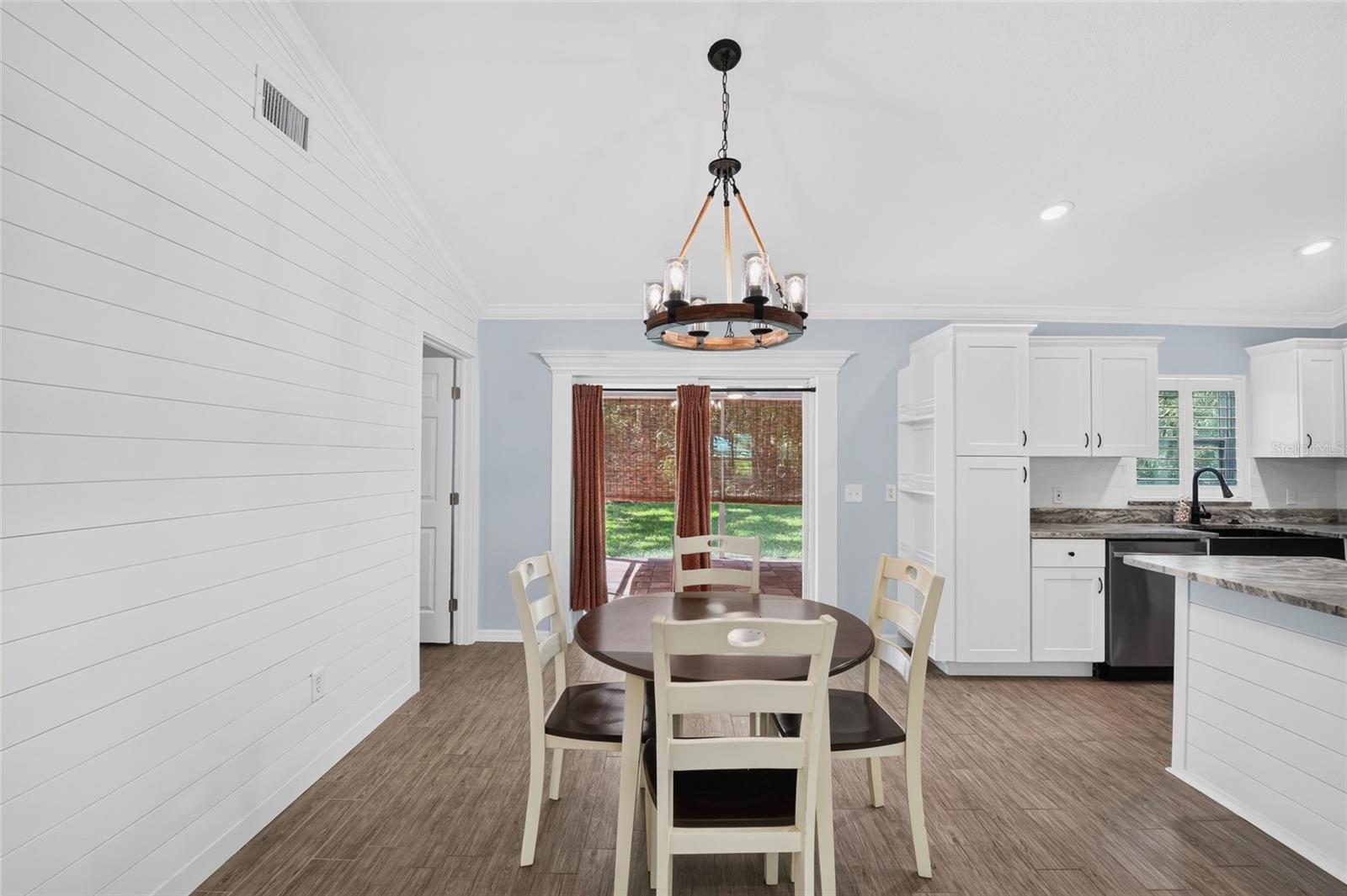 COUNTRY OAKS - Residential