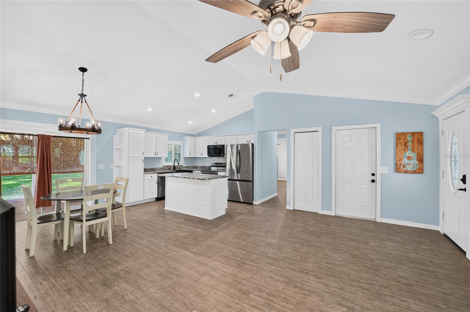 COUNTRY OAKS - Residential