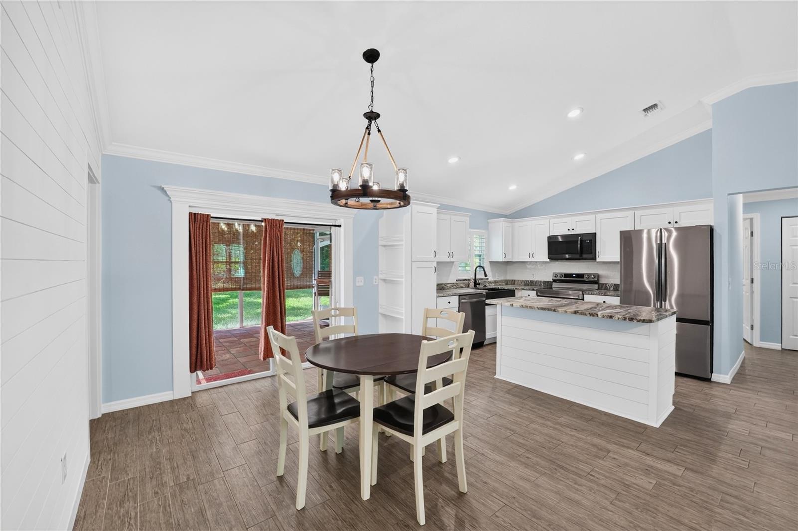 COUNTRY OAKS - Residential