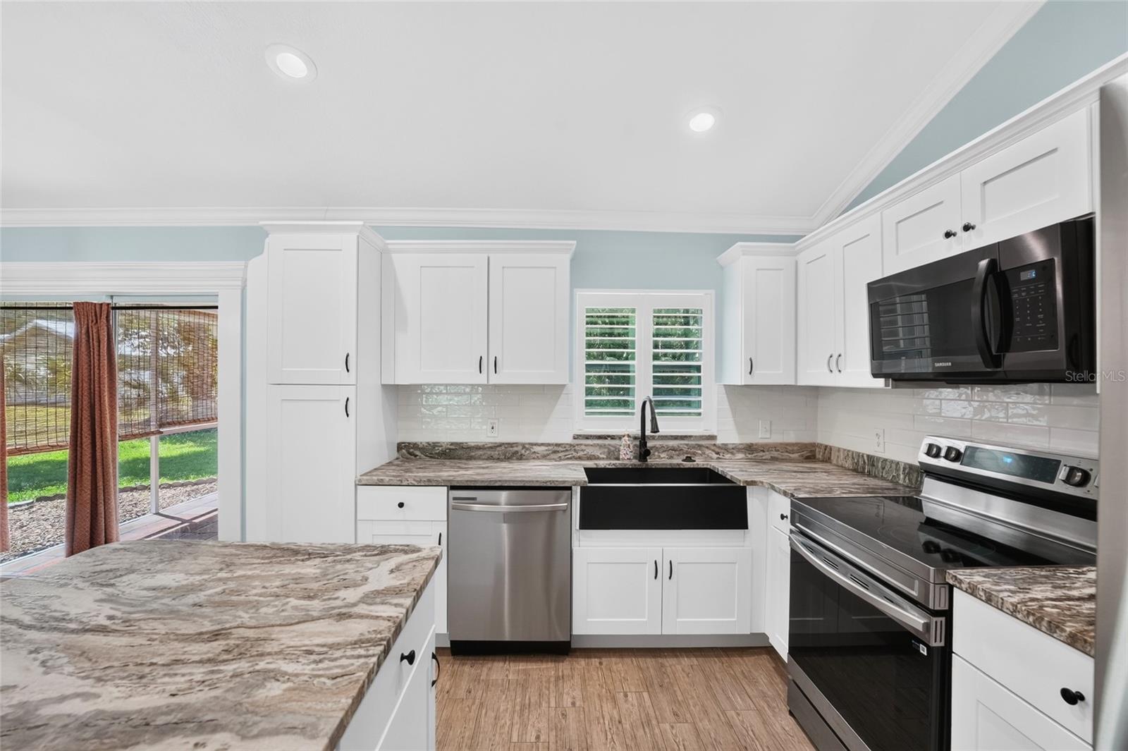 COUNTRY OAKS - Residential