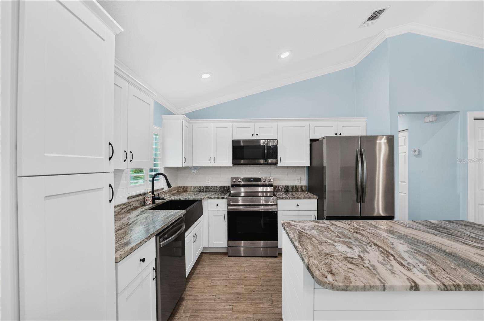 COUNTRY OAKS - Residential