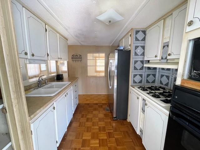 COUNTRY CLUB ESTATES - Residential