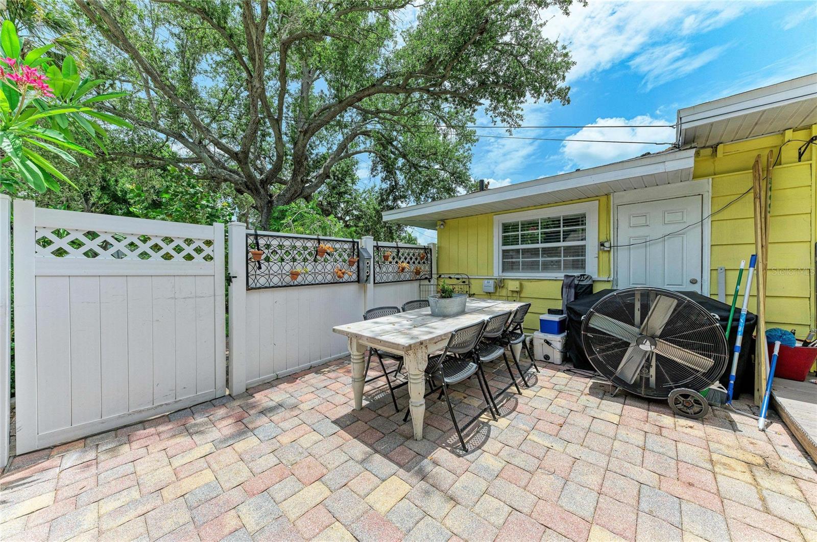 RIVERSIDE COURT - Residential