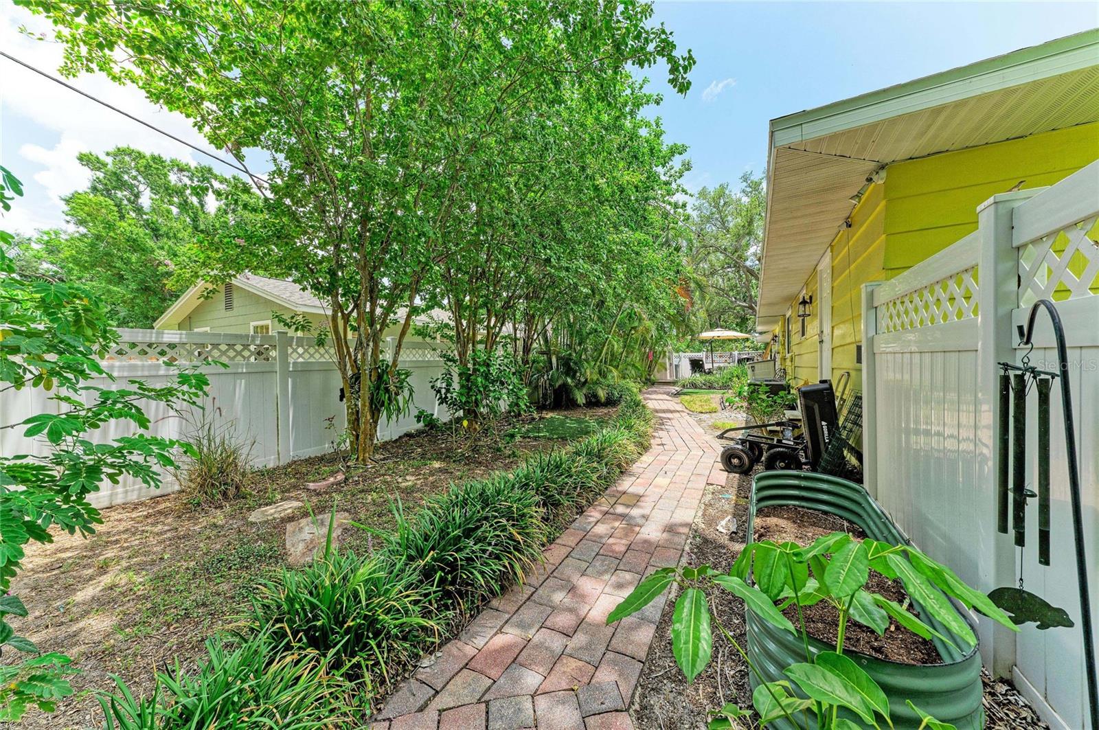RIVERSIDE COURT - Residential