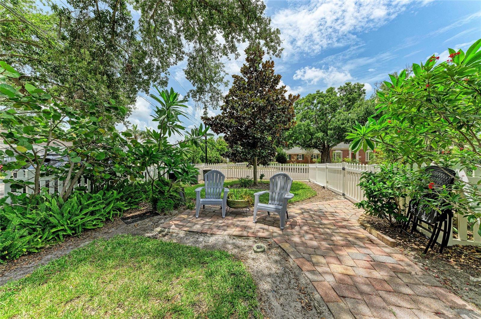 RIVERSIDE COURT - Residential