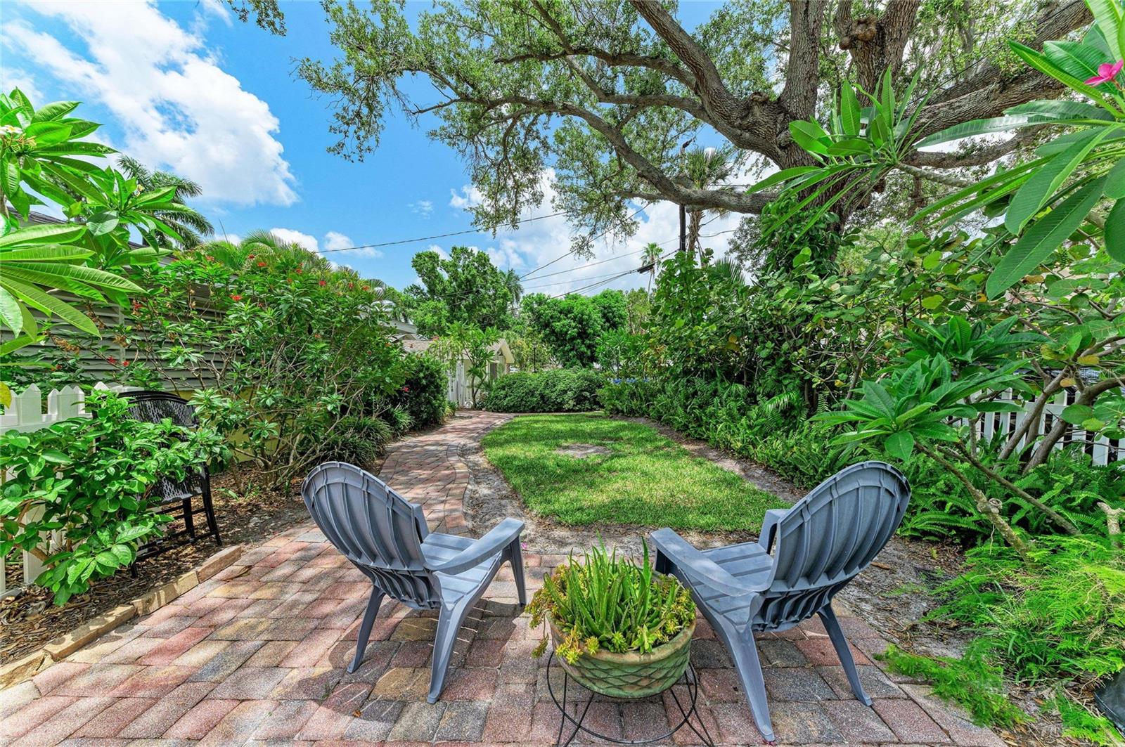 RIVERSIDE COURT - Residential