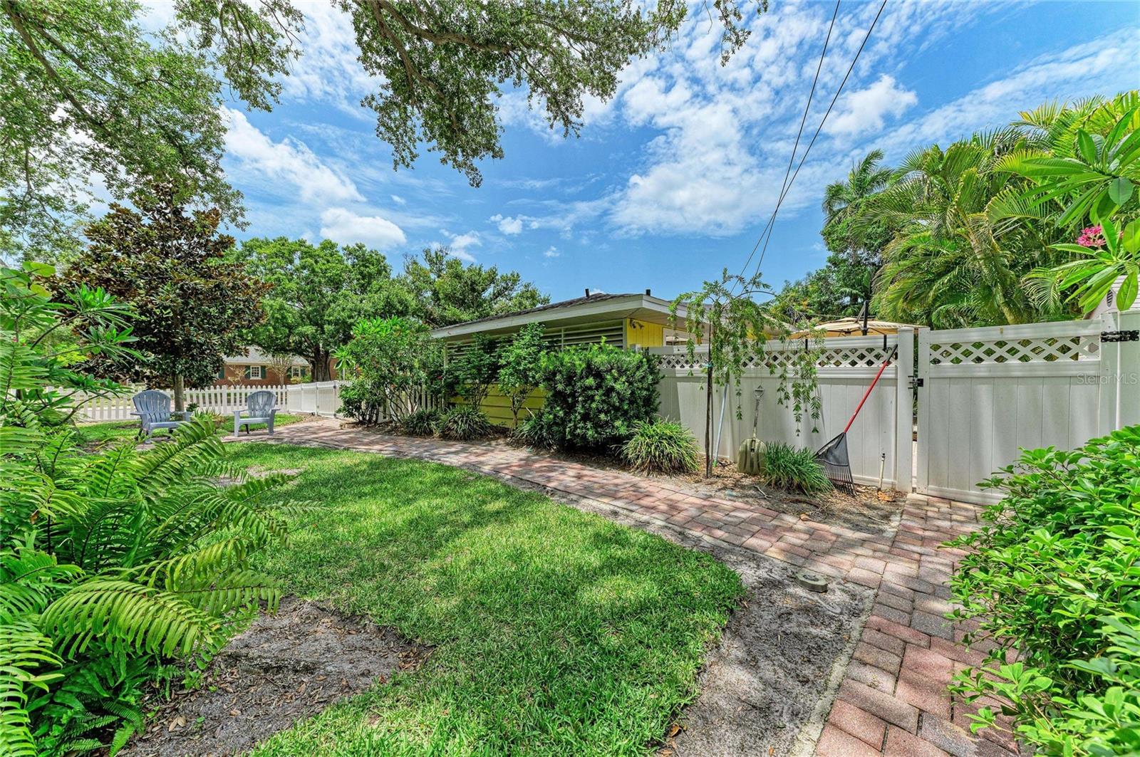 RIVERSIDE COURT - Residential