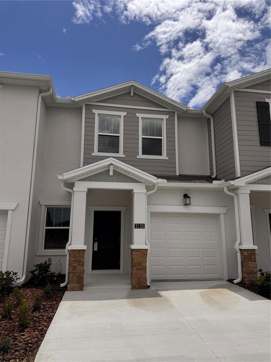Brand-new 3-bed, 2.5-bath townhome in Wellness Ridge, one of Clermont's most loved communities. Never lived in. Move-in ready.
What's included in the rent: refrigerator, range, microwave, dishwasher, plus washer and dryer. Internet and lawn care covered too. Just bring your bags.
Parking is never a problem: 1-car covered garage and driveway space for 4 more, five spots total.
The community feels like a daily retreat, anchored by a 10-acre amenity center: resort-style pool, separate lap pool, fitness center, and clubhouse. Plus pickleball, tennis, basketball, a soccer field, and scenic trails.
Location says it all. About 25 minutes to Disney, minutes from Historic Downtown Clermont's shops and restaurants, and right by Lake Louisa State Park and Southern Hill Farms. The area's growing fast: the New Independence Parkway extension (expected early 2027) will connect straight to SR-429 and Winter Garden/Horizon West, with new schools and shopping planned nearby.
Homes like this go quick. Schedule your showing today.