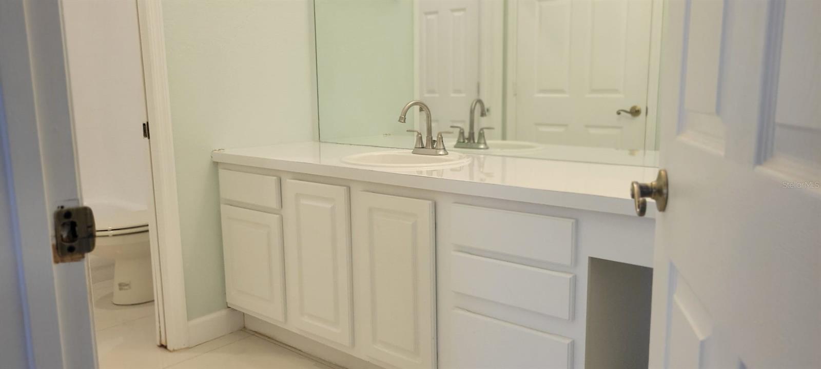 CRESTVIEW CONDO PH 01 - Residential Lease