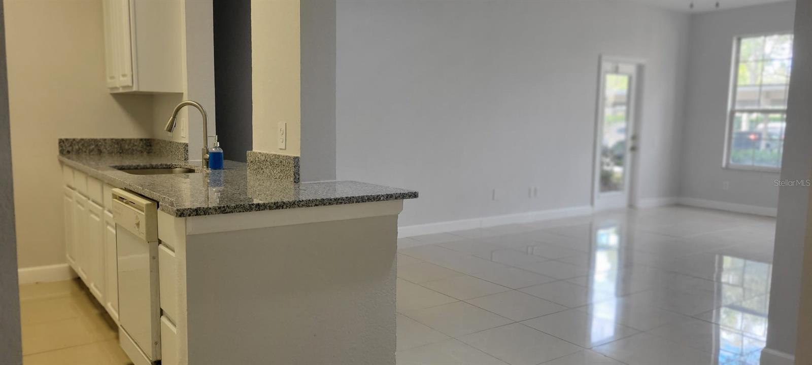 CRESTVIEW CONDO PH 01 - Residential Lease