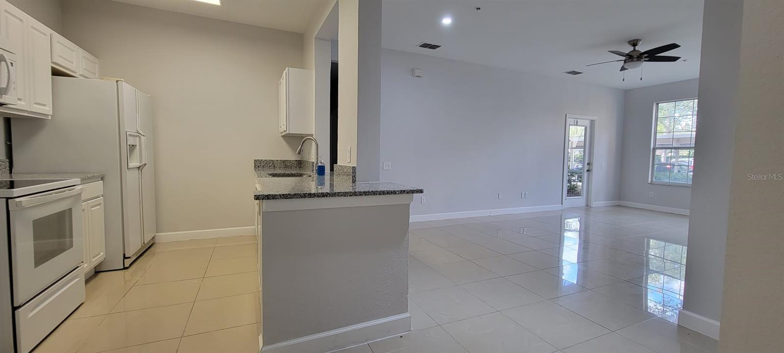 CRESTVIEW CONDO PH 01 - Residential Lease