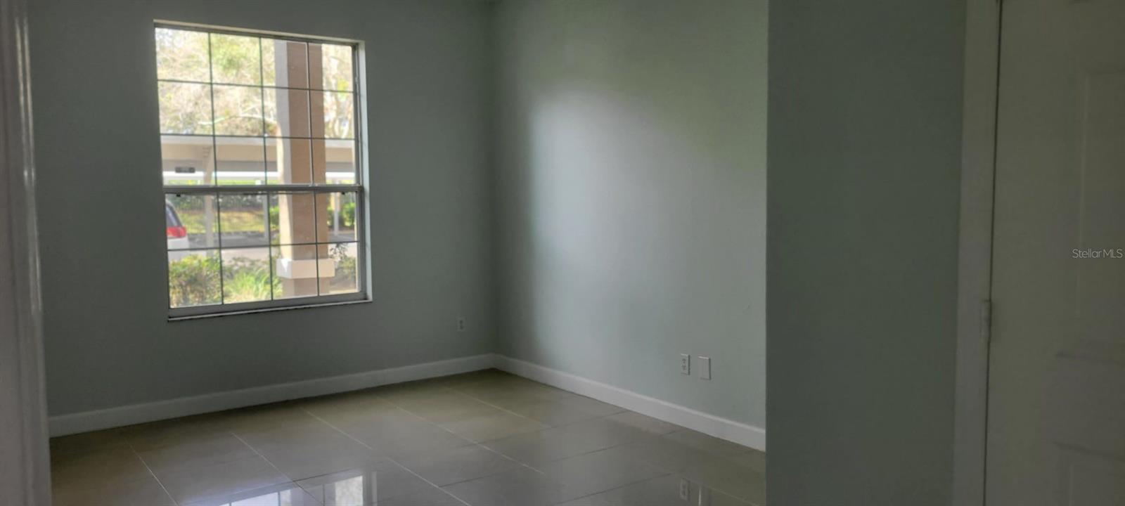 CRESTVIEW CONDO PH 01 - Residential Lease