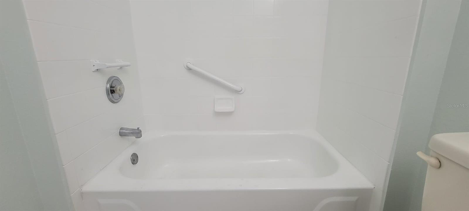 CRESTVIEW CONDO PH 01 - Residential Lease